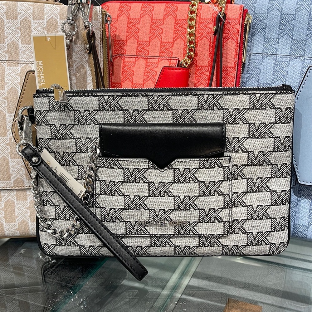 MICHAEL KORS JET SET ITEM LG 2 in 1 CARD CASE & WRISTLET
Black 
NWT